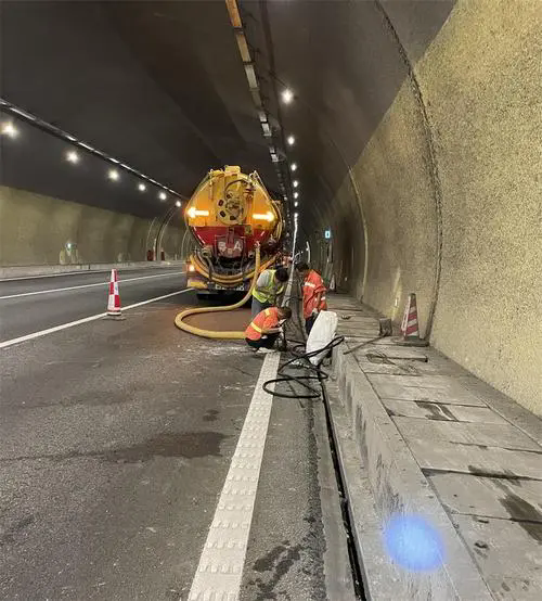 和平隧道排水渠清淤